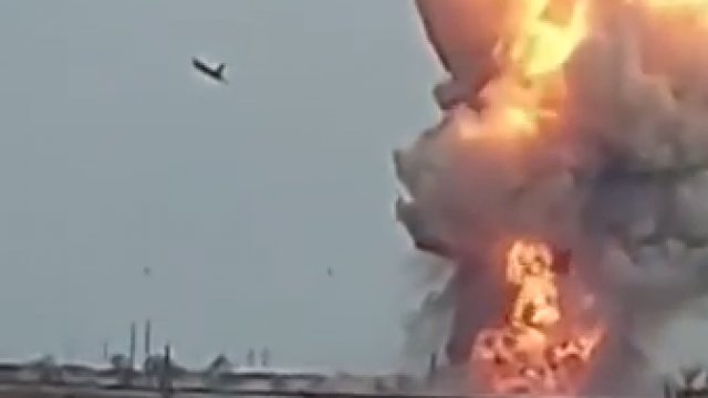 Ukraiński SU-25 niszczy kolumnę rosyjską po czym rozbija się o ziemię