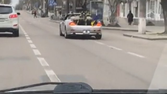 BMW Technical z zamontowanym HMG patrolujący ulice Ukrainy.