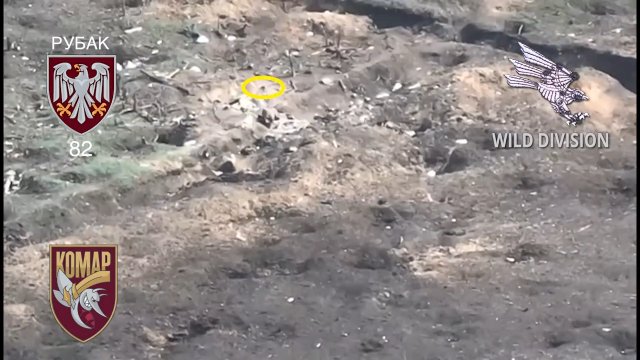 Rosyjski żołnierz łapie gołymi rękami ukraińskiego drona FPV