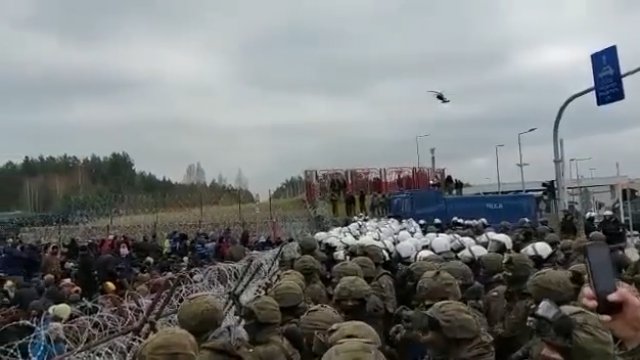 Setki, jeśli nie tysiące migrantów zabieranych przez Białorusinów na przejście granicznym