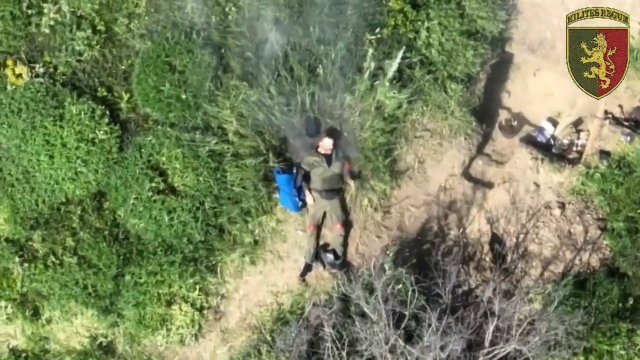 Rosyjski żołnierz chciał odpocząć kilka minut. Operator drona pomógł mu zasnąć