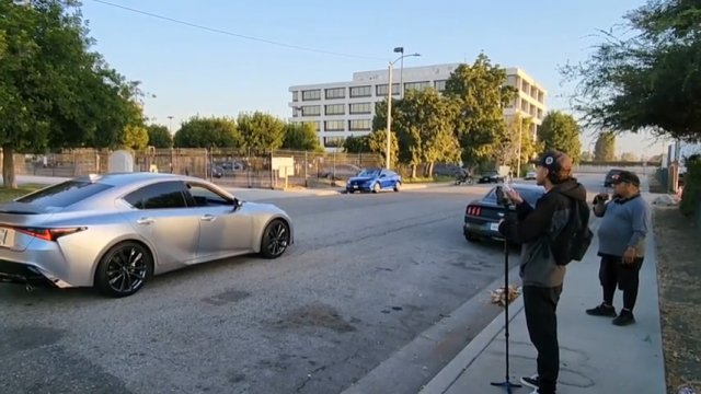 Gangster chce wyrwać kamerę facetowi, który nagrał jego samochód