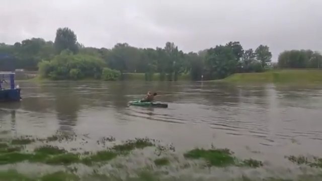 Pływanie kajakiem podczas powodzi okazało się bardzo złym pomysłem