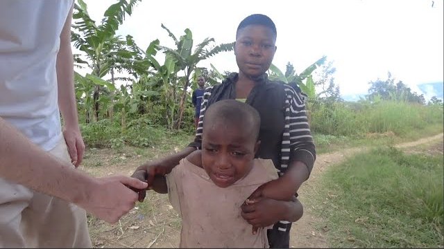 Dziecko w Afryce widzi białego człowieka pierwszy raz