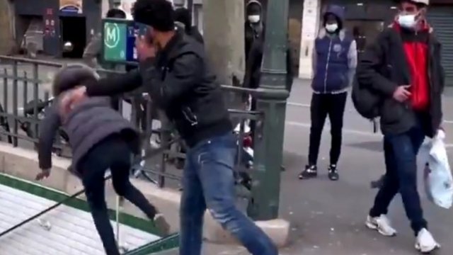 Imigrant zepchnął kobietę ze schodów w Paryżu [WIDEO]