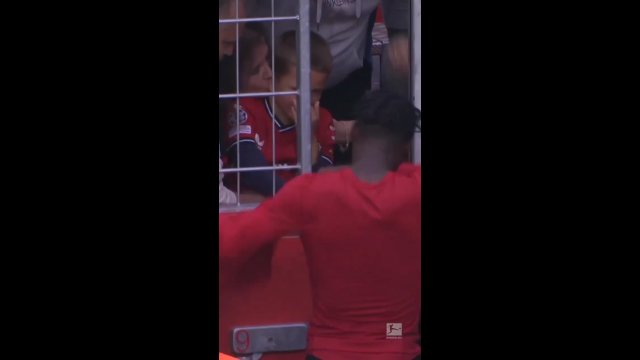 Piłkarz Bayeru Leverkusen, oddaje koszulkę dziecku, którego trafił piłką podczas meczu