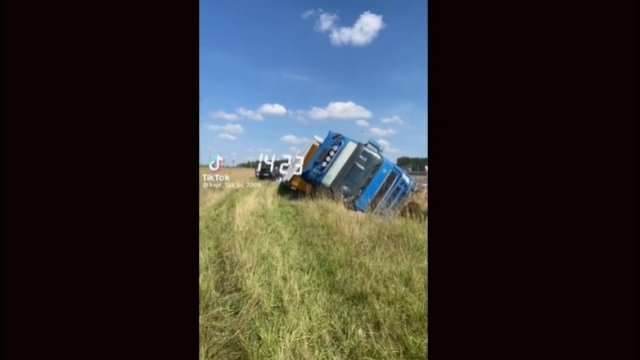 Polak położył w rowie TIRa załadowanego do pełna „Finlandią” [WIDEO]