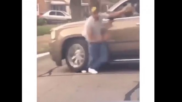 Mężczyzna atakował kobietę w samochodzie, a ta broniąc się przejechała mu po nogach