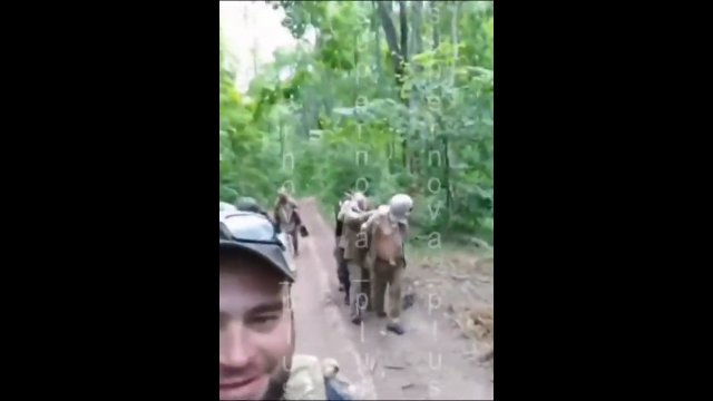 Rosjanie prowadzą ukraińskich jeńców i nagrywają ich maltretowanie +18