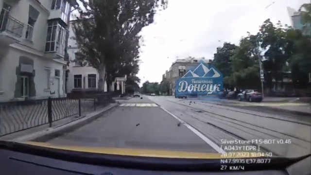 Wideo z kamery samochodowej przedstawiające uderzenie rakiety w Doniecku