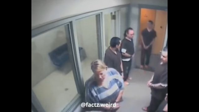 Skazany prowadzony do aresztu wykorzystuje nieuwagę strażnika i ucieka z sądu.