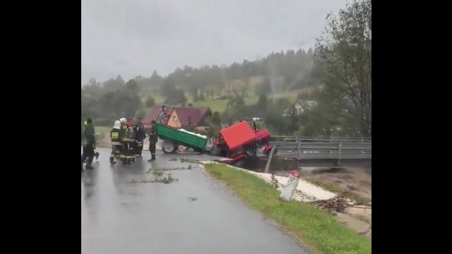 Droga nie wytrzymała! Traktor z piachem wpadł w zapadlisko podczas akcji przeciwpowodziowej