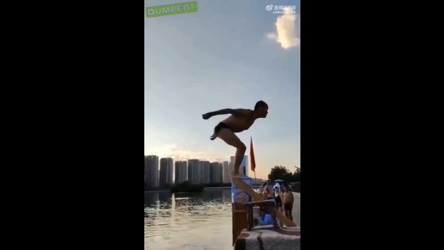 To prawdopodobnie najgorsza próba skoku do wody, jaką kiedykolwiek widziałem.