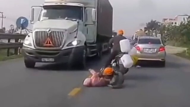 Matka ratuje syna przed przygnieceniem pod kołami ciężarówki