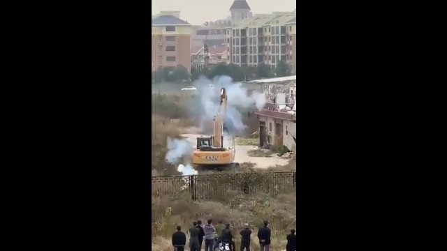 Chińczyk walczył sztucznymi ogniami z koparką usiłującą zburzyć jego dom.