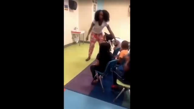 Dziecko próbowało uciszyć nauczyciela podczas apelu z okazji zakończenia przedszkola [WIDEO]