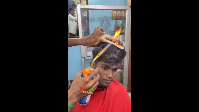 Indyjski fryzjer strzyże przy pomocy płomieni