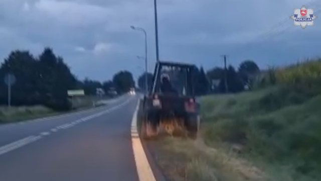 „Wesoły” traktorzysta niemal wjechał w słup! [VIDEO]
