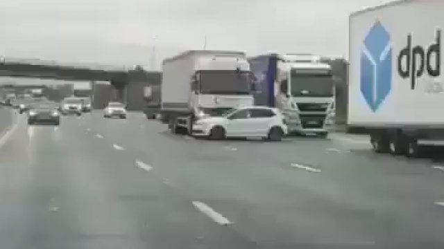 Kierowca ciężarówki nie zauważył że pcha przed sobą inny samochód