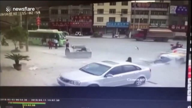 Wściekły kierowca za wszelką cenę próbował zdemolować sklep