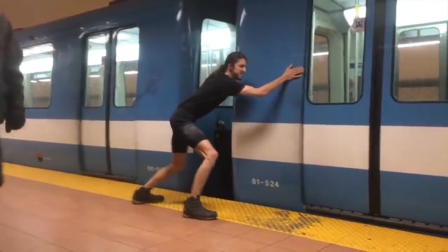 Niewiarygodnie silny facet zatrzymuje pociąg [WIDEO]