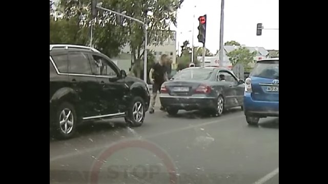 Brutalny atak na ulicach Ostrołęki. Rzucił się z pięściami na innego kierowcę
