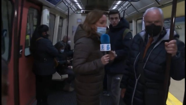Reportaż prosto z metra. Kamerzysta nie zdążył opuścić pociągu i dziennikarka została sama