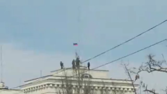 Rosyjscy żołnierze podnieśli rosyjską flagę nad elektrownią wodną Kachowka.