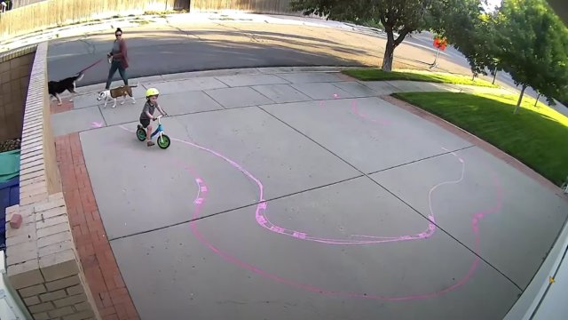 Jakiś dzieciak codziennie jeździł mu po podjeździe na rowerku