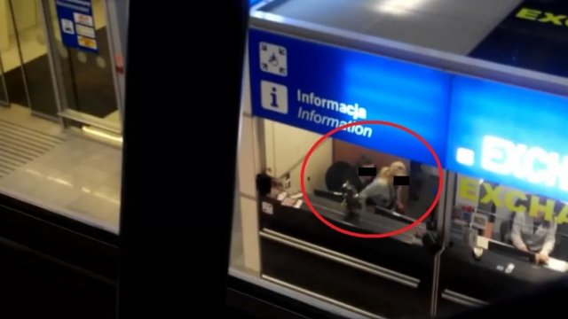 Seks na Lotnisku Chopina na oczach pasażerów? Zobacz nagranie