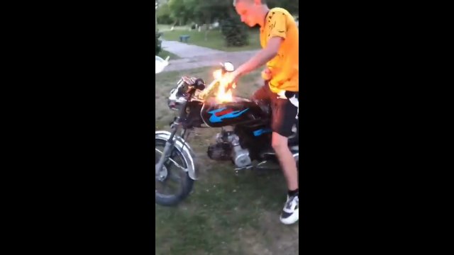 Geniusz podpalił własny motocykl... [WIDEO]