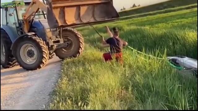 Typ w traktorze rozwalił system swoim pomysłem na wyciągnięcie auta [WIDEO]