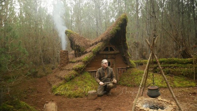 Koleś buduje sobie chatkę z patyków i gliny