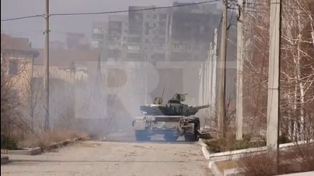 Rosyjski czołg strzelający do pozycji w Mariupolu