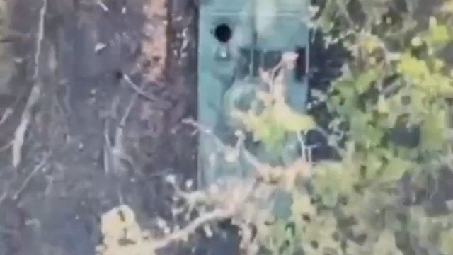 Ukraiński dron wrzuca granat prosto do włazu rosyjskiego wozu