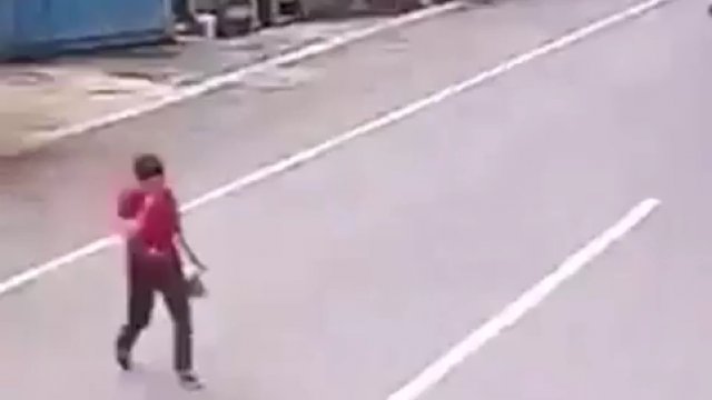 Przejeżdżający samochód zahaczył pieszego o but