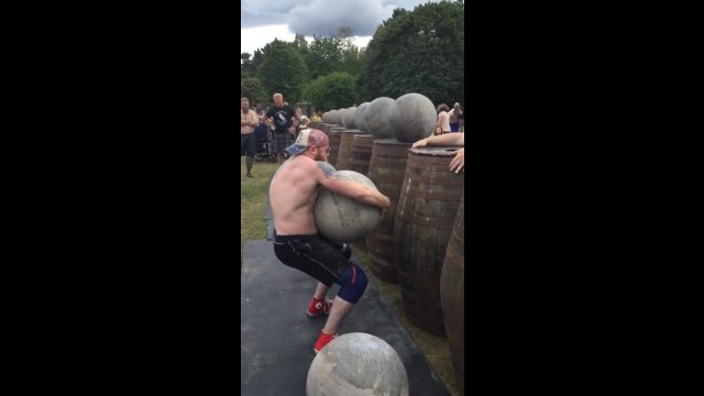 Strongman zdeklasował wszystkich i ukończył wyzwanie "kamieni Ardblair"