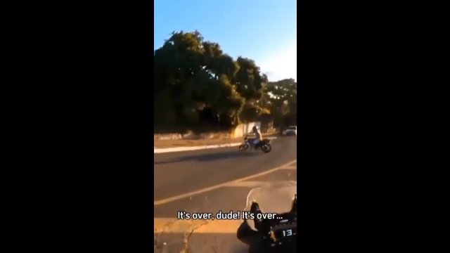 Motocyklista próbował uciec przed kontrolą. Wściekły policjant rzucił nim o ziemię