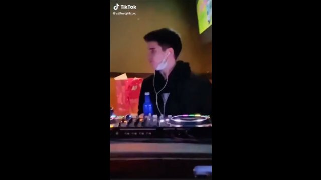 Wściekły DJ zaatakował małolata, który majstrował przy jego sprzęcie [WIDEO]