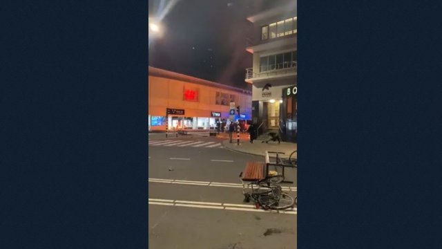 Policja strzela do demonstranta w Holandii - nagranie