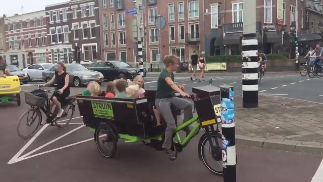 A tak "rowerowe autobusy" rozwożą dzieci do szkół w Nijmegen, Holandia