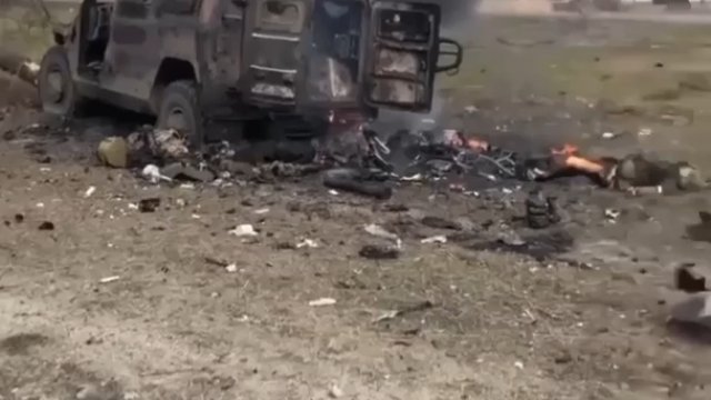 Rosyjski pojazd pancerny Tiger z załogą spłonął w ukraińskiej wsi