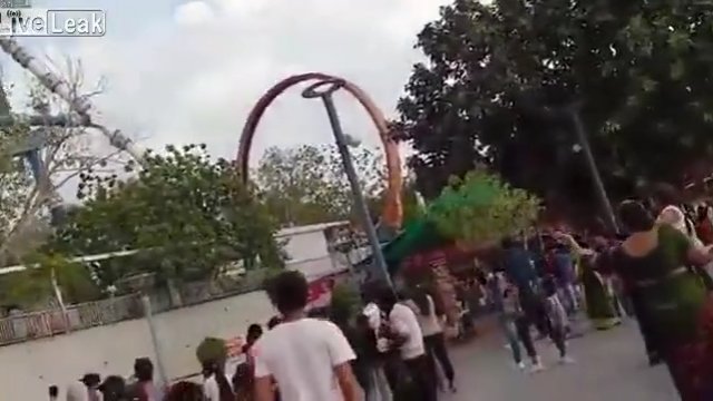 Atrakcja w parku rozrywki w Indiach złamała się