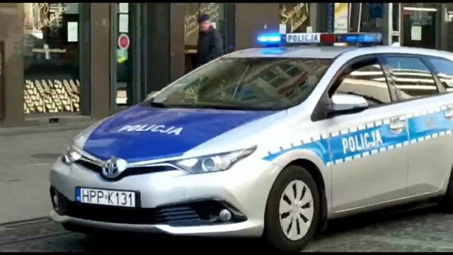 Koronawirus w Polsce: przejazd policji z apelem do mieszkańców