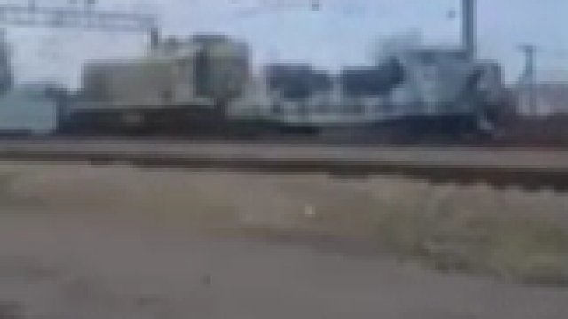 rosjanie odpaliły nawet pociąg pancerny. Dostawa złomu na Ukrainę