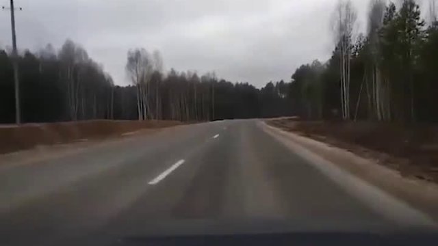Rosyjska droga i słup na środku drogi