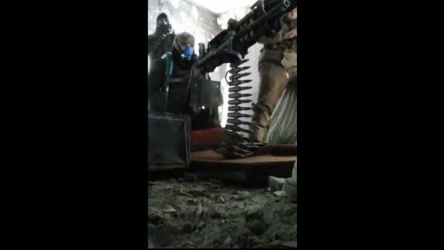 Ukraińscy żołnierze używają działa 30mm z unieruchomionego BMP