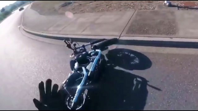 "Fu** mom! Fu**!" - motocyklista został potrącony przez własną matkę [WIDEO]
