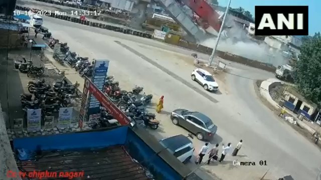 Przerażające wideo z Indii. Zawalił się odcinek wiaduktu na czteropasmowej autostradzie [WIDEO]