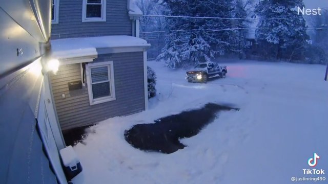 Mimowolny drift półciężarówką na śniegu